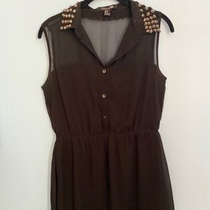 Dress with stud collar